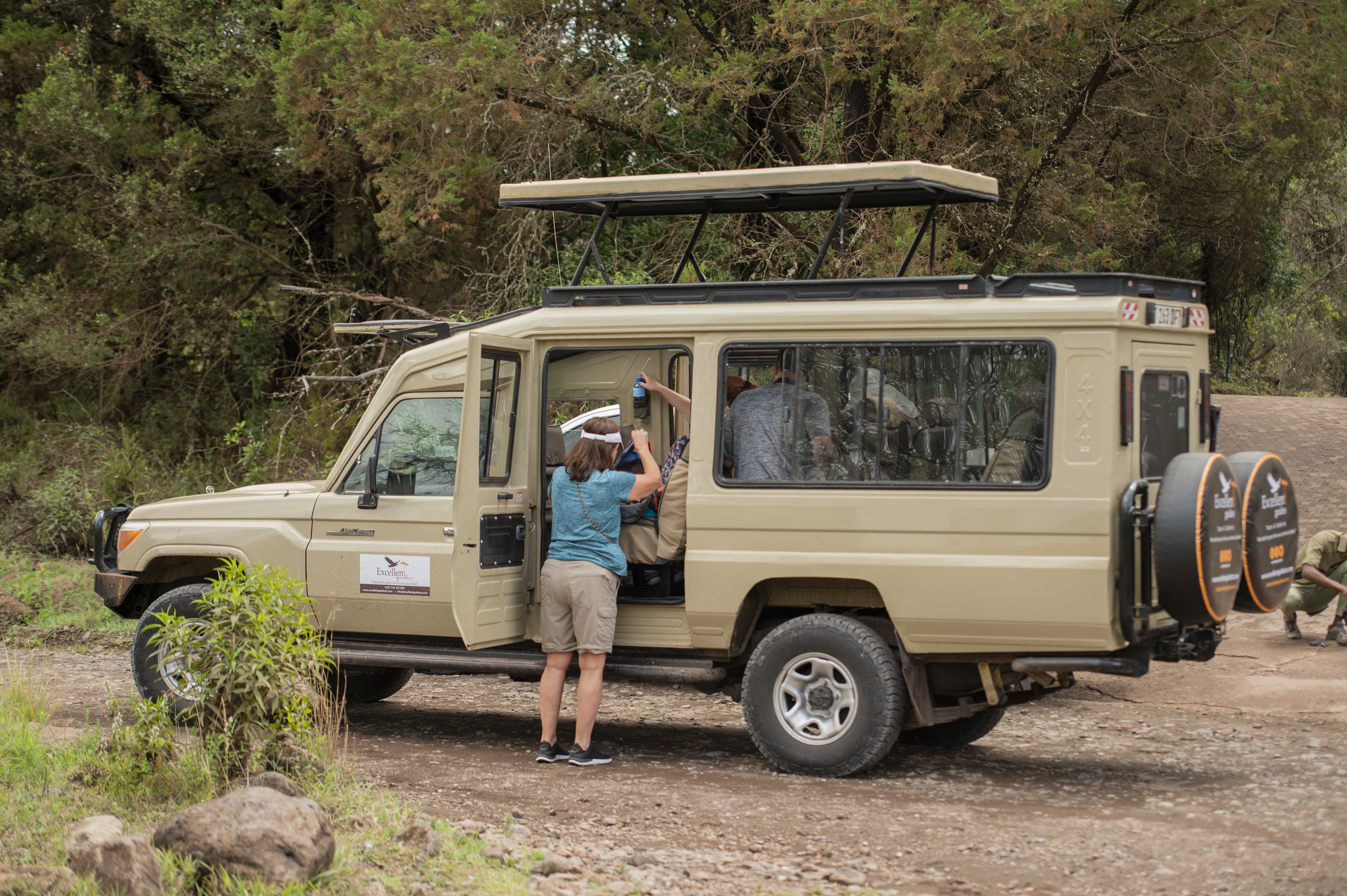 Guests stepping into an Excellent Guides safari Land Cruiser