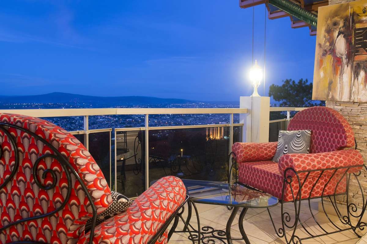 Hotel des Mille Collines couple